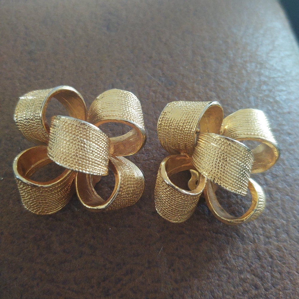 Vintage gold tone large bow clip on earrings statement